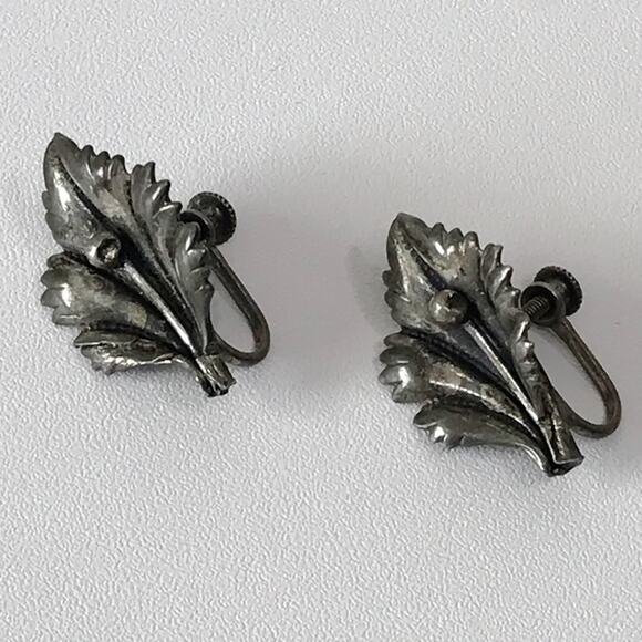 Antique Sterling Silver Botanical Lilly Flower Design Screw Back Earrings - Picture 8 of 14